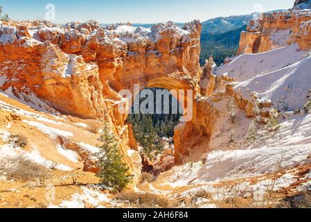 Natürliche Steinbrücke, Arch im Bryce Canyon mit Schnee Stockfoto