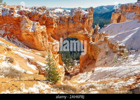 Natürliche Steinbrücke, Arch im Bryce Canyon mit Schnee Stockfoto