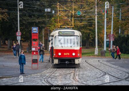 Prag, Tschechien - NOVEMBER 3, 2019: Prager Straßenbahn, oder namens Prazske tramvaje, Tatra T3 Modell, auf der Haltestelle Vystaviste. Durch DPP verwaltet, es ist das Wichtigste Stockfoto