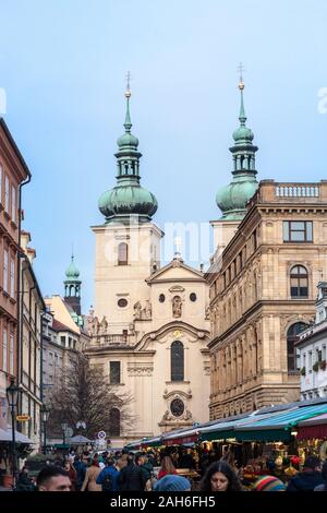 Prag, Tschechien - NOVEMBER 3, 2019: Kostel Svaty Havel Kirche, auch genannt Sankt Gallen, eine katholische Kirche, aus der Havelske Trziste Markt gesehen, in Stockfoto