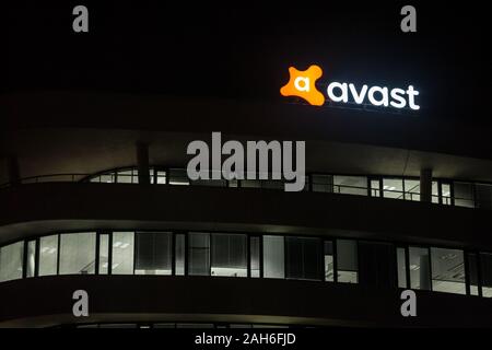 Prag, Tschechien - NOVEMBER 3, 2019: Avast Logo vor ihren Hauptsitz für Prag. Avast ist ein Software-entwickler spezialisiert auf IT-Sicherheit und se Stockfoto