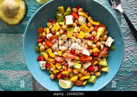 Blick von oben auf die kichererbsen Salat mit Avocado, Feta, Cherry Tomaten, Zwiebeln und Kräutern, mediterrane Küche, Salat, bunte Essen Stockfoto