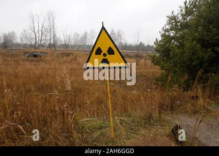 Pripyat, Ukraine. 25 Dez, 2019. Eine Strahlung Zeichen ist in der Sperrzone von Tschernobyl in Kiew, Ukraine gesehen. Der Atomunfall in Tschernobyl am 26. April 1986 gilt als die größte ihrer Art in der Geschichte der Kernenergie. Credit: SOPA Images Limited/Alamy leben Nachrichten Stockfoto