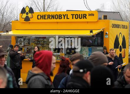 Pripyat, Ukraine. 25 Dez, 2019. Ein Souvenirladen ist auf Checkpoint Dytyatky gesehen, am Eingang in die Sperrzone von Tschernobyl in Kiew, Ukraine. Der Atomunfall in Tschernobyl am 26. April 1986 gilt als der größte seiner Art in der Geschichte der Kernenergie betrachtet. Credit: SOPA Images Limited/Alamy leben Nachrichten Stockfoto