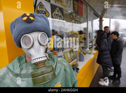 Pripyat, Ukraine. 25 Dez, 2019. Ein Souvenirladen ist auf Checkpoint Dytyatky gesehen, am Eingang in die Sperrzone von Tschernobyl in Kiew, Ukraine. Der Atomunfall in Tschernobyl am 26. April 1986 gilt als der größte seiner Art in der Geschichte der Kernenergie betrachtet. Credit: SOPA Images Limited/Alamy leben Nachrichten Stockfoto