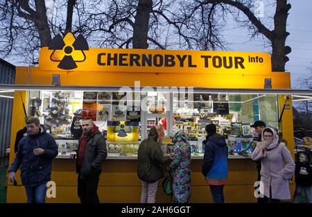 Pripyat, Ukraine. 25 Dez, 2019. Ein Souvenirladen ist auf Checkpoint Dytyatky gesehen, am Eingang in die Sperrzone von Tschernobyl in Kiew, Ukraine. Der Atomunfall in Tschernobyl am 26. April 1986 gilt als der größte seiner Art in der Geschichte der Kernenergie betrachtet. Credit: SOPA Images Limited/Alamy leben Nachrichten Stockfoto