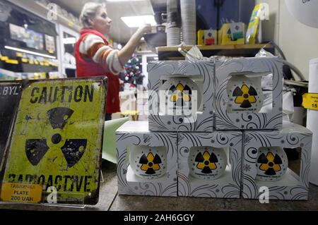 Pripyat, Ukraine. 25 Dez, 2019. Ein Souvenirladen ist auf Checkpoint Dytyatky gesehen, am Eingang in die Sperrzone von Tschernobyl in Kiew, Ukraine. Der Atomunfall in Tschernobyl am 26. April 1986 gilt als der größte seiner Art in der Geschichte der Kernenergie betrachtet. Credit: SOPA Images Limited/Alamy leben Nachrichten Stockfoto