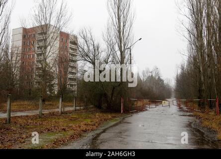 Pripyat, Ukraine. 25 Dez, 2019. Ein Blick auf die geisterstadt Pripyat, in der Nähe des Kernkraftwerks Tschernobyl in Kiew, Ukraine. Der Atomunfall in Tschernobyl am 26. April 1986 als das größte seiner Art in der Geschichte der Kernenergie betrachtet wird. Credit: SOPA Images Limited/Alamy leben Nachrichten Stockfoto