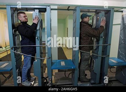 Pripyat, Ukraine. 25 Dez, 2019. Besucher unterziehen Radiation Monitoring nach einem Besuch in der Sperrzone von Tschernobyl in Kiew, Ukraine. Der Atomunfall in Tschernobyl am 26. April 1986 gilt als die größte ihrer Art in der Geschichte der Kernenergie. Credit: SOPA Images Limited/Alamy leben Nachrichten Stockfoto