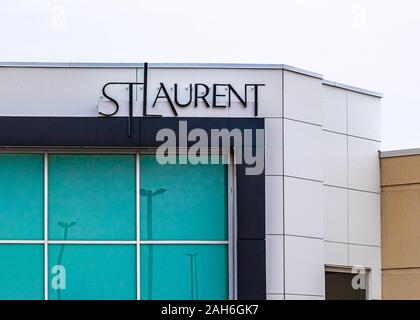 Schilder mit dem Logo der St. Laurent Einkaufszentrum hängt an dem Gebäude des Ottawa Mall über eine undurchsichtige, reflektierende Fenster- und Eingang. Stockfoto