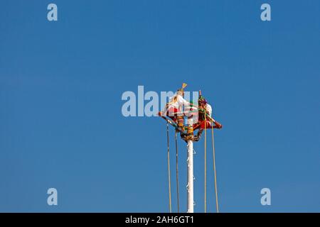 Teotihuacan, Mexiko - 25 November 2019: Zwei Männer in Trachten sitzen auf einer Säule. Immer bereit für einen rituellen Tanz volador Stockfoto