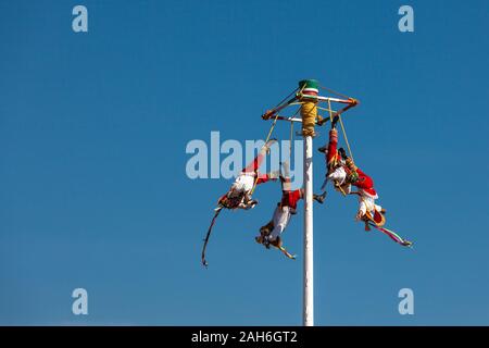 Teotihuacan, Mexiko - 25 November 2019: Vier Männer in Trachten führen Sie die rituellen Tanz der Volador, Mexiko. Stockfoto