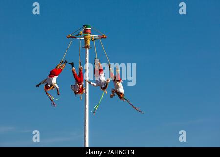 Teotihuacan, Mexiko - 25 November 2019: Vier Männer in Trachten führen Sie die rituellen Tanz der Volador, Mexiko. Stockfoto