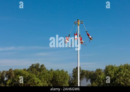 Teotihuacan, Mexiko - 25 November 2019: Vier Männer in Trachten führen Sie die rituellen Tanz der Volador, Mexiko. Stockfoto