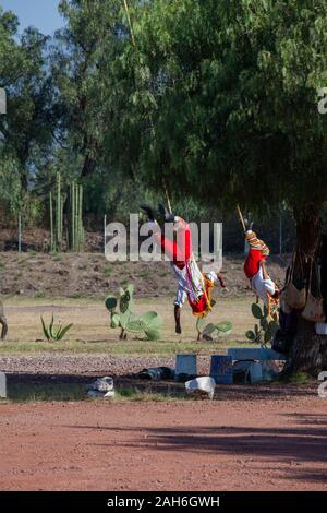 Teotihuacan, Mexiko - 25 November 2019: Männer in Trachten beenden Sie das Ritual der nationalen Tanz der Volador, Mexiko. Stockfoto