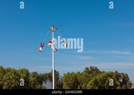 Teotihuacan, Mexiko - 25 November 2019: Männer in Trachten führen Sie die rituellen Tanz der Volador, Mexiko. Stockfoto