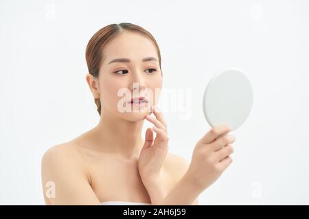 Schöne asiatische Frau, die Ihre Haut, Hautpflege, Behandlung von Akne. Wellness und Hautpflege Konzept. Stockfoto