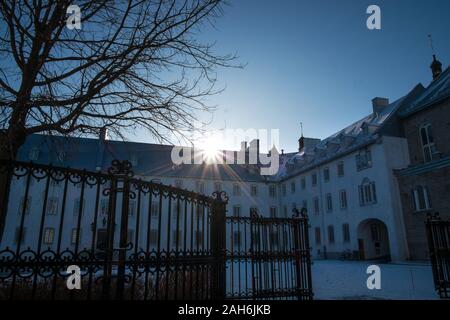 Morgen Licht in einer verschneiten Hof außerhalb des Historischen Seminars, Université de Laval, Québec City, Kanada Stockfoto