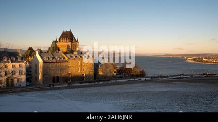 Die Quebecer Altstadt und die St. Lawrence River im Schnee Stockfoto