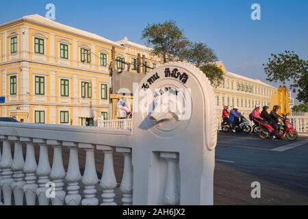 Motorradfahrer, die die Chang Rong Si Brücke überqueren (Kanal) Klong Lot / Klong Lod (Klong Khu Meang Doem), in Bangkok, Thailand Stockfoto