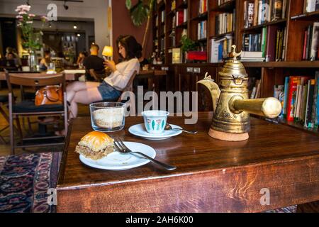 Kaffee, Gebäck und Mädchen Lesung im Cheder, eine jüdische Coffee House in Kazimierz, Krakau, Polen Stockfoto