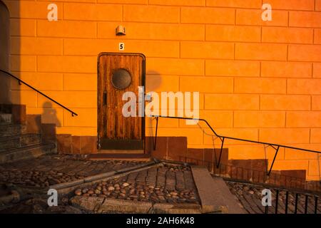 Orange Tür in der Altstadt (Gamla Stan), Stockholm, Schweden Stockfoto