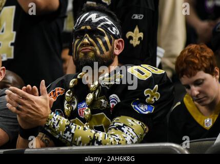 New Orleans, LA, USA. 16 Dez, 2019. New Orleans Saints Fans während der zweiten Hälfte des NFL Spiel zwischen den New Orleans Saints und der New Orleans Saints bei der Mercedes Benz Superdome in New Orleans, LA. Matthew Lynch/CSM/Alamy leben Nachrichten Stockfoto