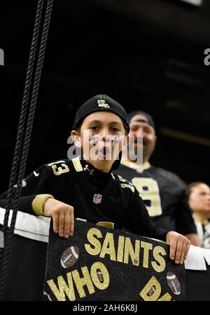 New Orleans, LA, USA. 16 Dez, 2019. New Orleans Saints Fans während der zweiten Hälfte des NFL Spiel zwischen den New Orleans Saints und der New Orleans Saints bei der Mercedes Benz Superdome in New Orleans, LA. Matthew Lynch/CSM/Alamy leben Nachrichten Stockfoto