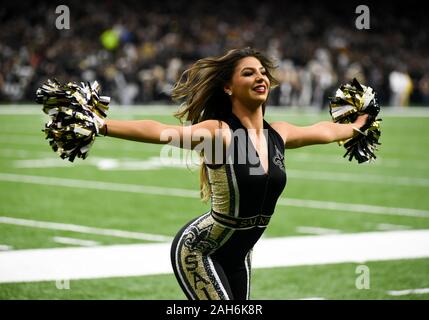 New Orleans, LA, USA. 16 Dez, 2019. New Orleans Saints Cheerleadern Sationions durchführen, während der ersten Hälfte des NFL Spiel zwischen den New Orleans Saints und der New Orleans Saints bei der Mercedes Benz Superdome in New Orleans, LA. Matthew Lynch/CSM/Alamy leben Nachrichten Stockfoto