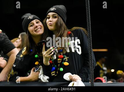 New Orleans, LA, USA. 16 Dez, 2019. New Orleans Saints Fans während der zweiten Hälfte des NFL Spiel zwischen den New Orleans Saints und der New Orleans Saints bei der Mercedes Benz Superdome in New Orleans, LA. Matthew Lynch/CSM/Alamy leben Nachrichten Stockfoto