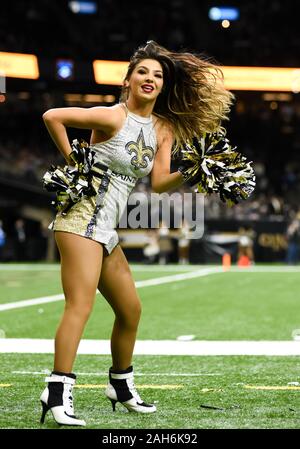 New Orleans, LA, USA. 16 Dez, 2019. New Orleans Saints Cheerleadern durchführen, während der zweiten Hälfte des NFL Spiel zwischen den New Orleans Saints und der New Orleans Saints bei der Mercedes Benz Superdome in New Orleans, LA. Matthew Lynch/CSM/Alamy leben Nachrichten Stockfoto