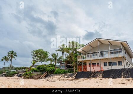 Sunset Beach, Florida/USA - Dezember 24, 2019: Verlust der Höfe und Häuser durch Strand Erosion am Sunset Beach, Oahu, Hawaii Stockfoto