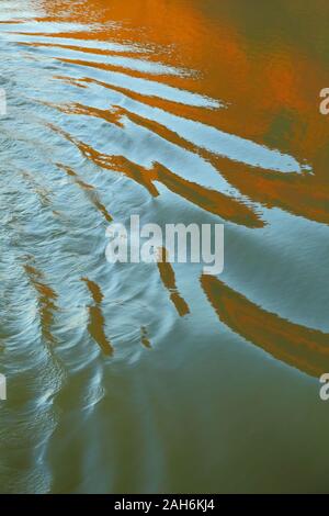 Detail des Flusses Axe Wellen als abstrakt Hintergrund Stockfoto