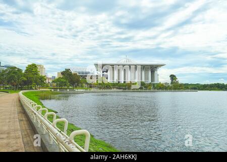 Bügeleisen Moschee genannt Masjid Tuanku Mizan Zainal Abidin in Putrajaya, Malaysia. Stockfoto