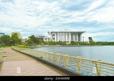 Bügeleisen Moschee genannt Masjid Tuanku Mizan Zainal Abidin in Putrajaya, Malaysia. Stockfoto