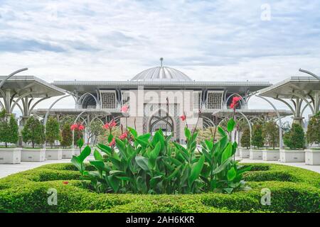 Bügeleisen Moschee genannt Masjid Tuanku Mizan Zainal Abidin in Putrajaya, Malaysia. Stockfoto