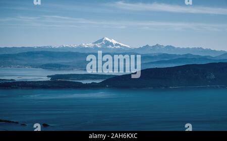 Mount Baker und Bellingham Bay, Washington, vom Mount Constitution auf der Orcas Island aus gesehen Stockfoto