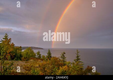 Double Rainbow bei Sonnenuntergang, Nordufer des Lake Superior, Minnesota, USA Stockfoto