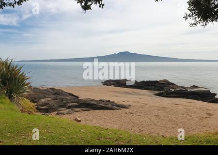 Ein Blick auf Rangitoto Insel im Hauraki Gulf vom Strand bei Maungauika/North Head historischen finden in der Nähe von Auckland Neuseeland gesehen Stockfoto