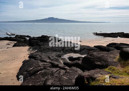 Ein Blick auf Rangitoto Insel im Hauraki Gulf vom Strand bei Maungauika/North Head historischen finden in der Nähe von Auckland Neuseeland gesehen Stockfoto