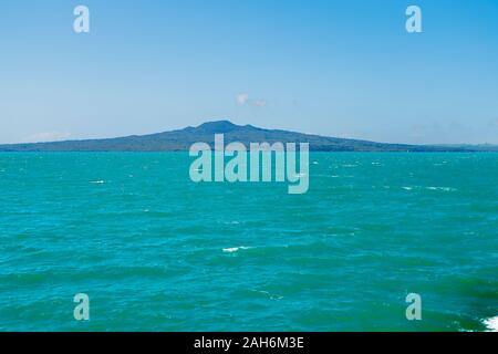 Rangitoto Insel im Hauraki Gulf vom Rangitoto Island Fähre im Hafen Waitamata, Auckland, Neuseeland gesehen Stockfoto