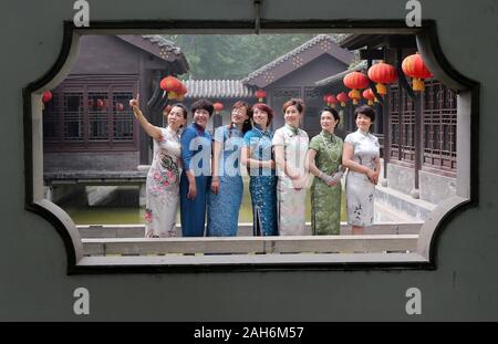 (191226) - Peking, 26. Dez., 2019 (Xinhua) - Liebhaber der Cheongsam, auch eine traditionelle chinesische Frauen Kleid Qipao bekannt, während einer Show auf der Renmin Park in Weifang, Provinz Shandong, China, 3. Mai 2015. Städtischen Parks in China bieten einfach für Leute, die zum Erholen und Entspannen. Außerdem ist China städtischen Parks verfügen über mehr weniger - Auswirkungen und Möglichkeiten, Spaß für Jung und Alt. Mit der Brise und Boote schwimmend in den Parks, genossen die Menschen tanzen, singen und Folklore Leistung von 1950er bis 1990er Jahre. Heute haben die Menschen mehr Auswahl von Ac Stockfoto