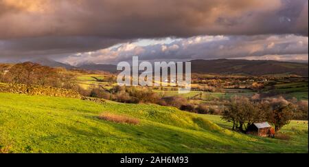 Der Blick in Richtung Coniston und die furness Fells im Lake District, Cumbria aus Groffa Cragg in der Nähe von Ulverston an einem sonnigen Dezember morgens genommen. Stockfoto