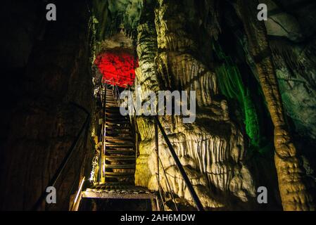 Big Azish Höhle in Russland. Blick über Cave Interieur. Große Konzerthalle. Stockfoto