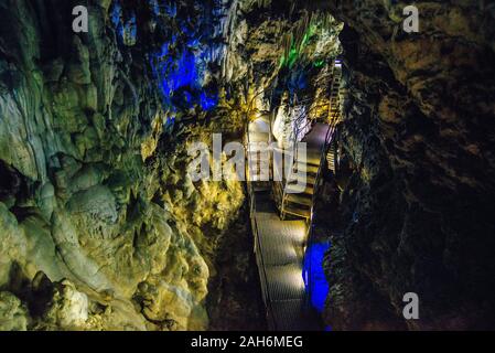 Big Azish Höhle in Russland. Blick über Cave Interieur. Große Konzerthalle. Stockfoto