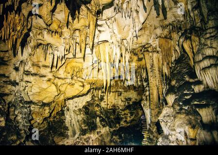 Big Azish Höhle in Russland. Blick über Cave Interieur. Große Konzerthalle. Stockfoto