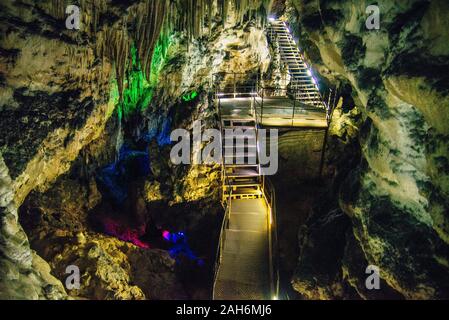 Big Azish Höhle in Russland. Blick über Cave Interieur. Große Konzerthalle. Stockfoto