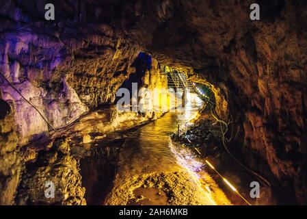 Big Azish Höhle in Russland. Blick über Cave Interieur. Große Konzerthalle. Stockfoto