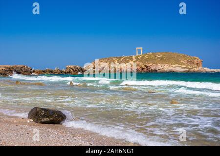 Portara - Ruinen der antiken Tempel von Delian Apollo auf der Insel Naxos, Kykladen, Griechenland Stockfoto