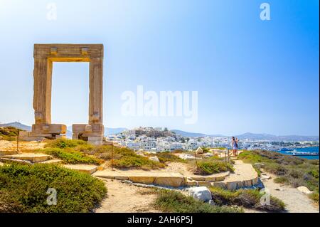 Portara - Ruinen der antiken Tempel von Delian Apollo auf der Insel Naxos, Kykladen, Griechenland Stockfoto